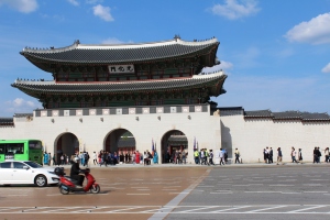 The Palace is surrounded by 5m high walls that extend over 2,404 m. The main gate, Gwanghwamun is the largest of the four gates and symbolizes summer and fire.